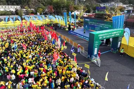 中国体育彩票千岛湖国际徒步大会开走，四千人享受环湖绿道的运动魅力图片