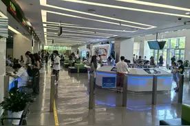 “加时服务”应对暑期办证高峰 浙江公安推出出入境证件办理新举措图片