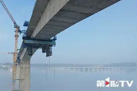 飞机与列车同框！乘客在云雾中穿行！重庆这条轨道交通线拿下全国之最→图片