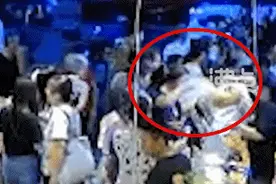 小女孩在水果店被榴莲砸伤毁容！谁的手松了？网友吵翻图片