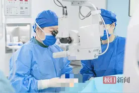 双眼近视超2000度并发白内障险失明，六旬老人术后重获新生图片