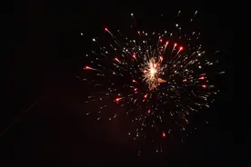 从“禁”到“限” 多地放宽燃放烟花爆竹政策 烟花爆竹该怎么放？图片