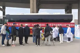 流动体检“大篷车”上门义诊 百名“的哥”享专属健康礼包图片