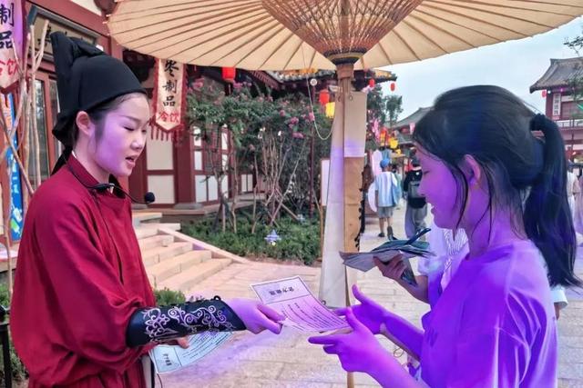 仅216天落地德州的“NPC”小镇，如何让游客留下来“演戏”