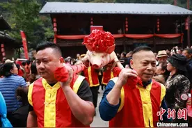 湖北宜昌：土家族“年猪祈福”庆丰收祈丰年图片