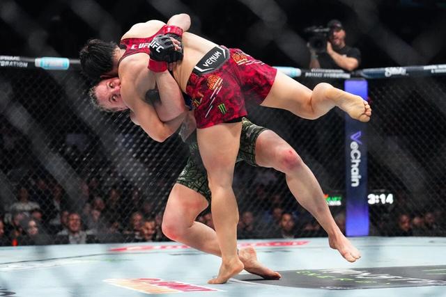 升重挑战UFC蝇量级金腰带失败，张伟丽斗志不减：跌倒了，还会站起来