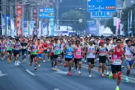重报观察｜一场马拉松，沸腾一座城图片