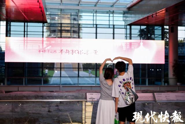 大报恩塔点亮七夕限定粉！“灯塔夜公园”解锁浪漫新体验