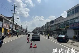 男子车祸现场看热闹，没想到自己很快成“主角”图片