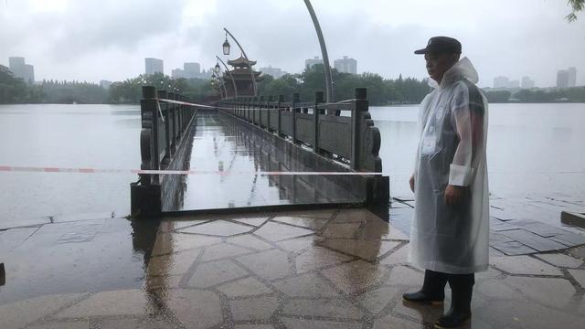 长沙暴雨夜，烈士公园通宵巡查年嘉湖水位并临时封闭危险区域