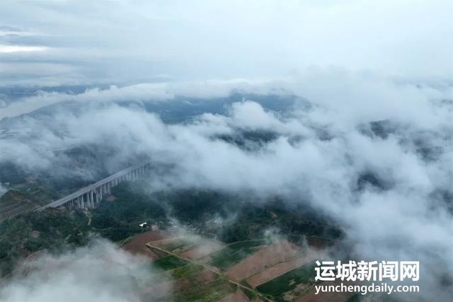 雨洗河东千峰翠　云裁运城万缕纱