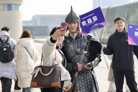 大河网景丨河南省服务业盛会明日举行，“大乔”“小乔”来迎宾图片