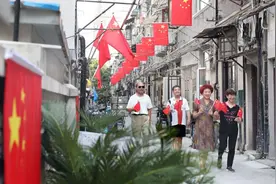 国旗设计者曾联松生前居住的老弄堂里，五星红旗正飘扬图片