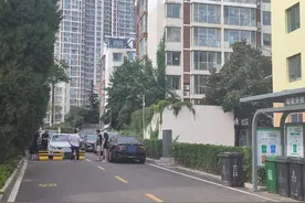 小区闹“分手”停车起纷争，消防通道被堵图片