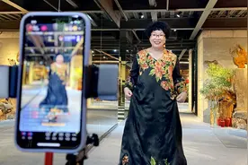 她53岁下海创业，把小巷裁缝店做成了高端定制！粉丝开车来武汉订服装图片