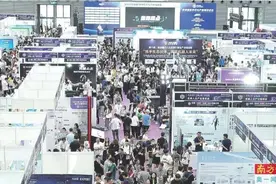 机器人会弹钢琴能倒立 沙地雪地健步走图片