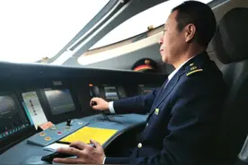 新春走基层｜铁路人守护春运平安路图片