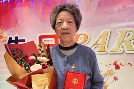 镇江三中举行“光荣在党50年”纪念章颁发仪式图片