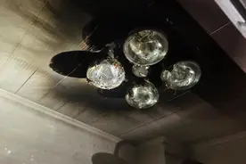 洗澡时头顶突然掉火花！近期已经发生多起！提醒：千万别泼水图片