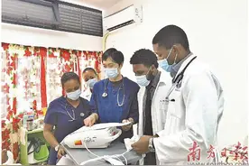 他们是救死扶伤的医生    也是传递情谊的使者图片