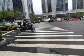 道路标线雨天变身“死亡白线”？朋友们注意了——图片