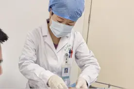 吃烧烤被竹签扎伤，男子险废一根手指，医生：狭小而深的伤口要彻底清创图片