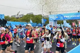 2024南通海门马拉松燃情开跑 万名选手雨中狂飙图片