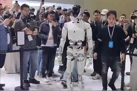 当机器人来敲门：小鹏IRON“走秀” 智元远征A2成“金牌讲解”｜直击2025上海车展图片