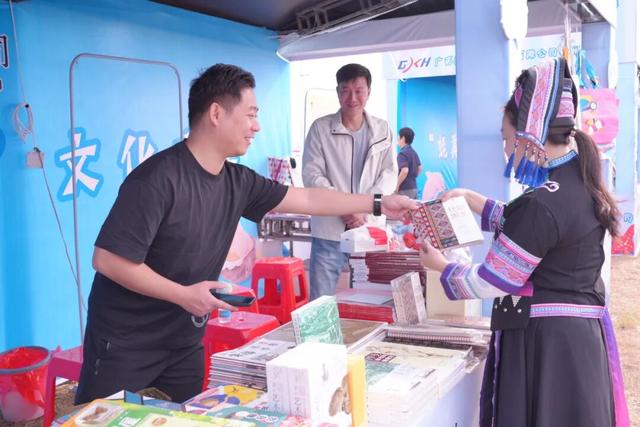 2025“蚝美钦州 书香河海”文化市集：新华书店擘画全民阅读与文旅融合新图景
