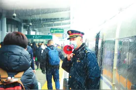 阳泉站：全力应对强降雪 确保旅客安全出行图片