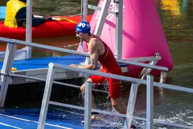 铁人三项赛中国香港选手称比赛服被扯坏：四年准备两分钟被毁图片