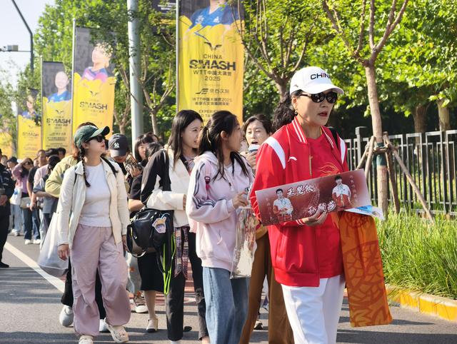 大批球迷来到WTT球场观赛助威
