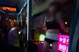 蹦迪巴士招手即停有人跳性感舞蹈？合肥公交集团：系酒吧租赁，已喊停视频封面