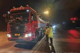 敲警钟、促安全！滨州交警扎实开展危化品运输车辆安全检查丨平安春运 交警同行图片