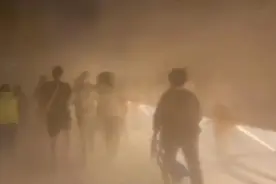 一地万人演唱会，游客紧急撤离！图片