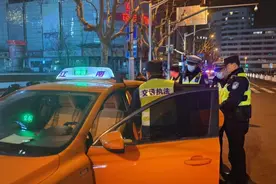 曝光存在黑车揽客后，上海火车站同多部门加强夜间出站旅客保障图片