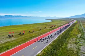 新疆第16届环赛里木湖公路自行车赛赛里木湖畔收官图片