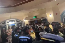 上海迪士尼商店全是人！有人排8小时被告知卖完，还有人直接闯入并拒绝离开……最新回应→图片