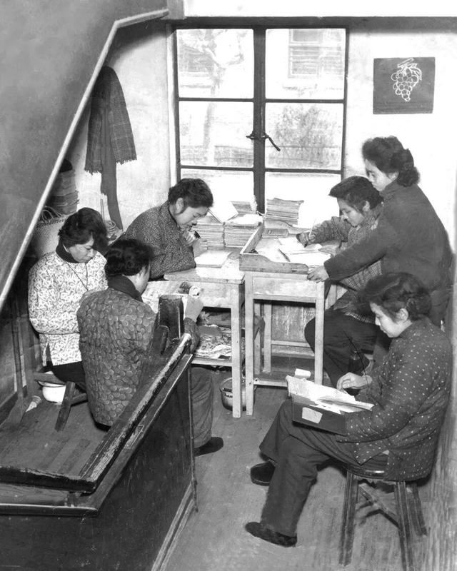 突发讣告	，她于昨日逝世，官方社交账号已变黑白