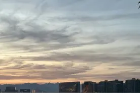 傍晚，一道神秘的亮光划过衢州天空…图片