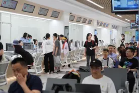 开设学生办证延时专场，北京西城出入境接待大厅迎接暑期办证高峰图片