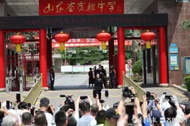 高考首场考试结束，考生轻松出场图片