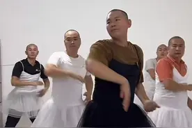 济南五个爸爸陪患癌孩子一起剃光头，跳舞直播获网友支持：就像黑暗中看见光图片