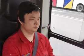 乘客丢失电脑包，广州公交车长捡到及时归还图片