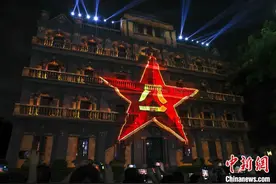追寻红色记忆 “光影八一”灯光秀在江西南昌上演图片