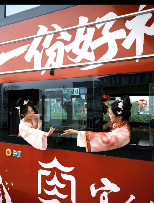 “五一”首日乐翻天！“李白”开双层观光巴士，载乘客“穿越”酒都宜宾