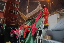 快递棚被大风掀翻 北京丰台消防紧急处置消除安全隐患图片