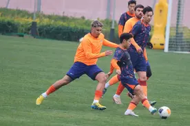 冬训练兵上海滩 海牛战平泰山图片