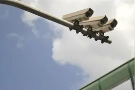 对开车打电话、抽烟等“分心驾驶”行为，上海警方用无人机取证执法图片