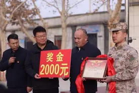 麦盖提县：见证“戎”耀时刻！“三等功”喜报送到家图片